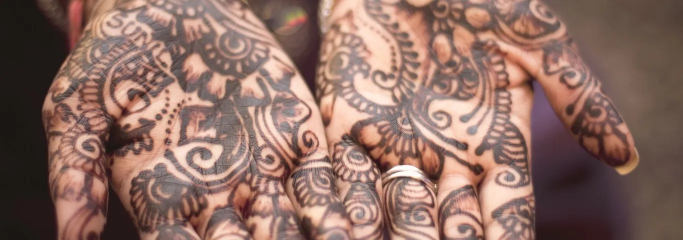 henna on hands